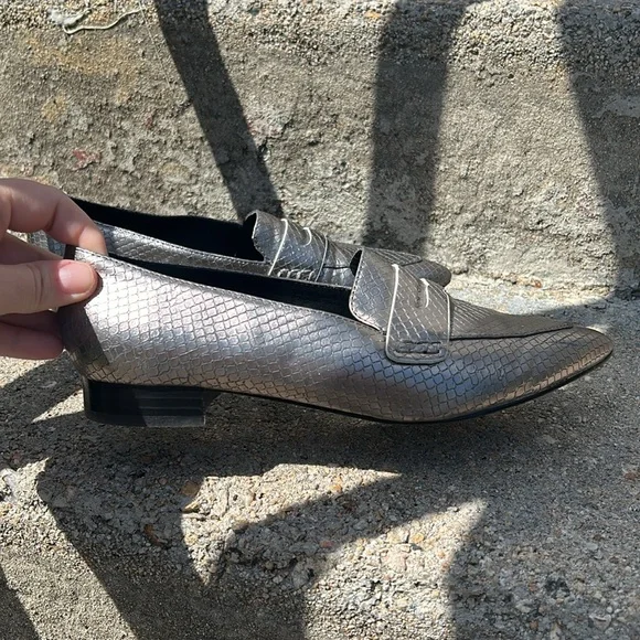 🪩Marc Fisher Silver Snake Scale Embossed Loafers - Picture 4 of 7